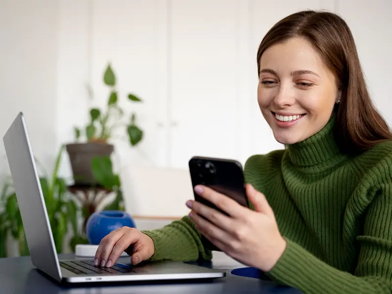 Mujer asesorandose en curso de herramientas de analisis de datos ofrecido por WaveBI