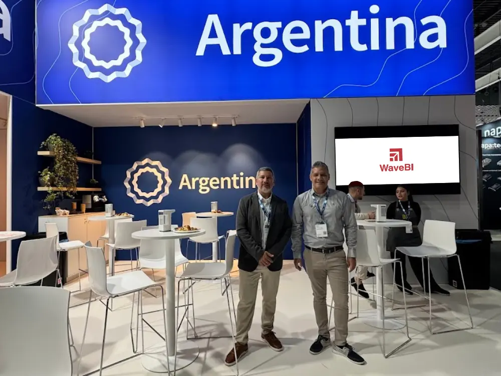 Facundo Herrera y Matias Valerio de WaveBI en el Stand de Argetina en el MWC2025 Barcelona