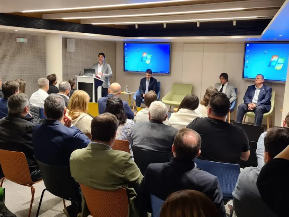 Personas reunidas en la charla en la Cámara de Comercio de Málaga - Diálogos sobre Innovación