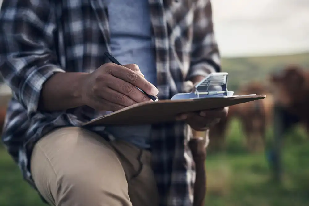 Persona realizando la administración y los costos de su campo