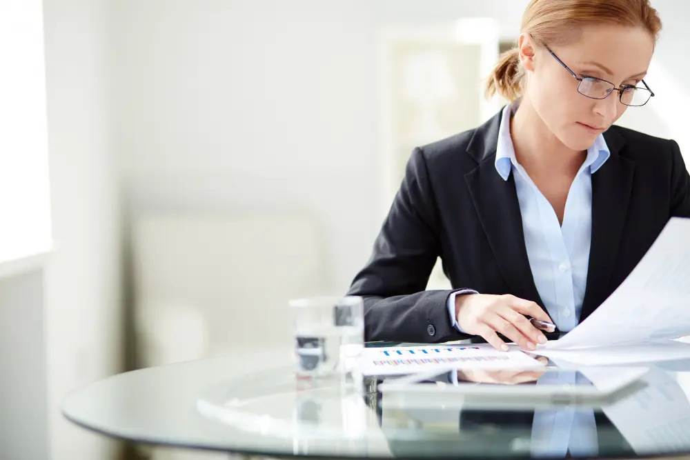 Mujer realizando auditoria contable