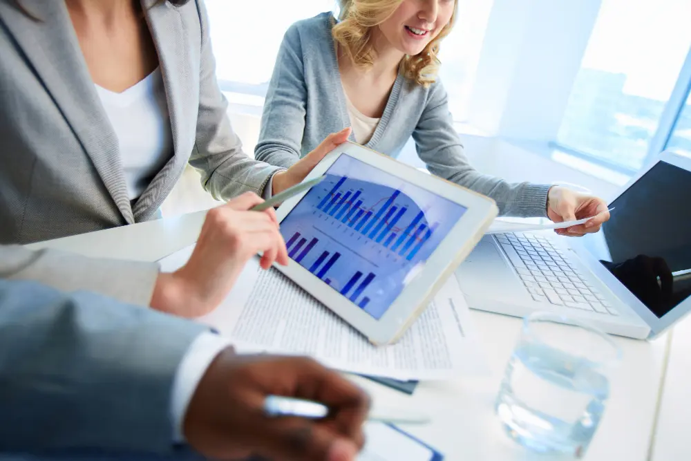 Personas analizando Presupuestos y control financiero