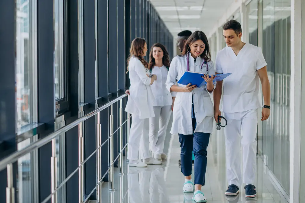 Personal hospitalario beneficiandose con power platform