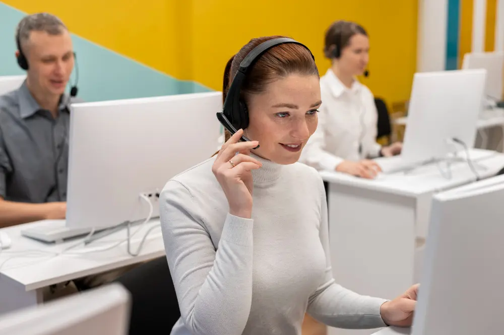 Mujer con equipo de call center