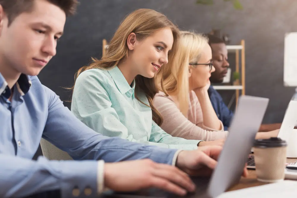 Personas en capacitacion en herramientas de analitica de datos e IA ofrecidos por WaveBI