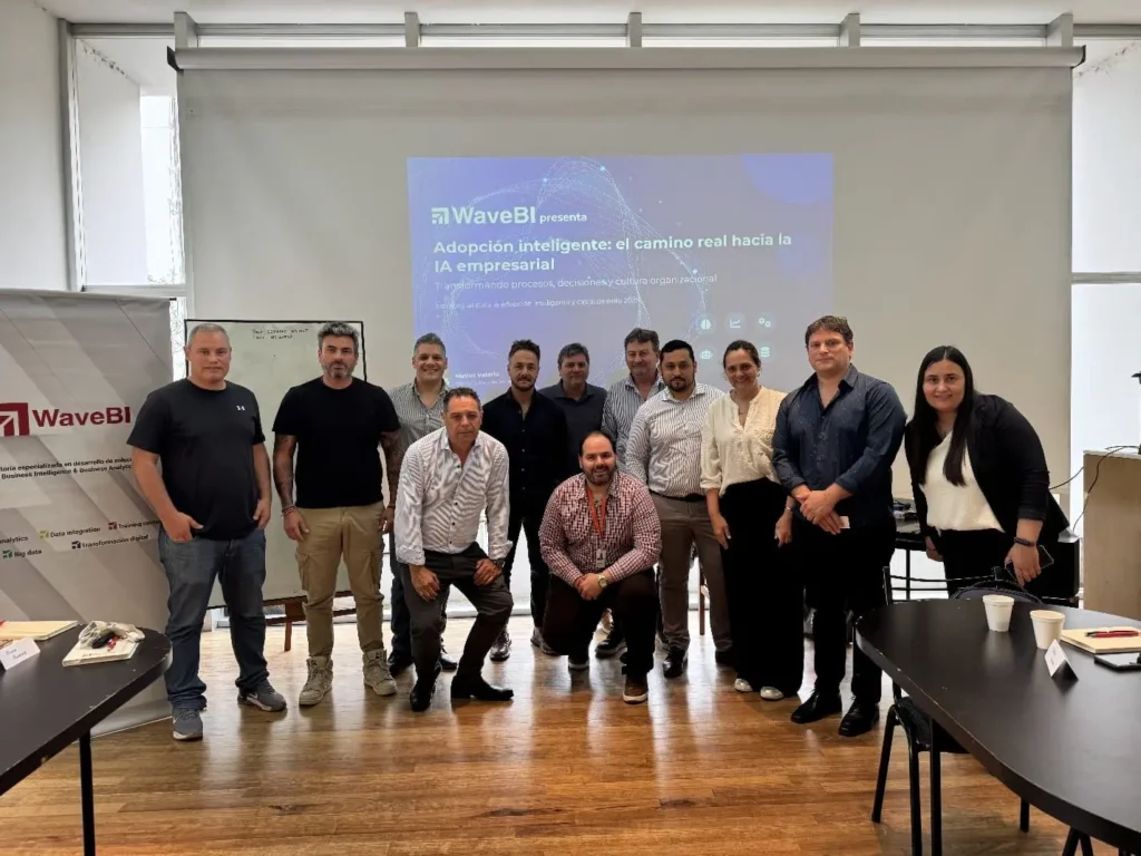 Foto grupal charla IA ofrecida por WaveBI